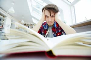 Estudiante abrumado por los estudios y la falta de organización.