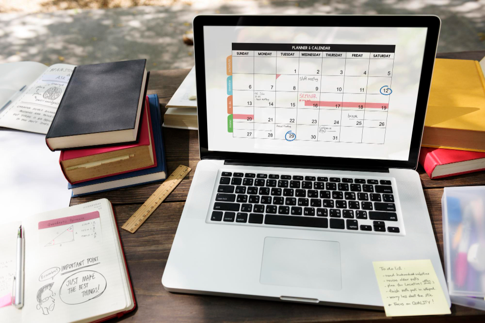 Calendario en ordenador, mostrando una planificación de la organización y gestión del tiempo de estudio.