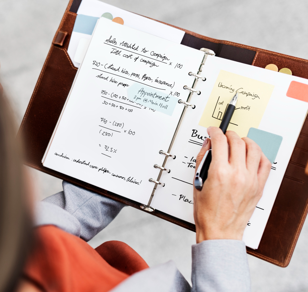 Libreta con apuntes y dibujos, un ejemplo de técnicas de estudio activas para tomar notas.