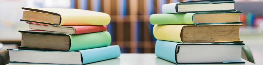 Libros escolares apilados, representando el conocimiento y los consejos de estudio